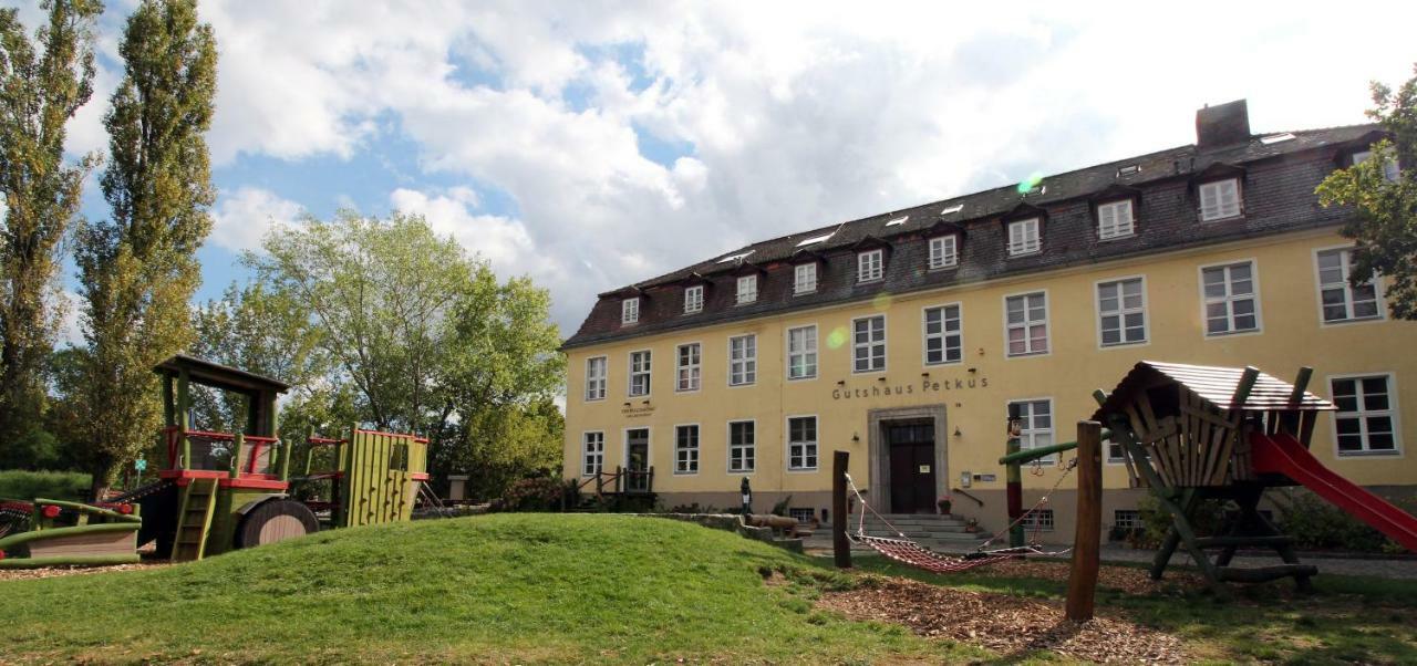 Familien- Und Freizeithotel Gutshaus Petkus Exterior photo